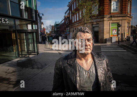 Una più grande di vita della statua di Sean Henry nel centro di Woking, Surrey Foto Stock