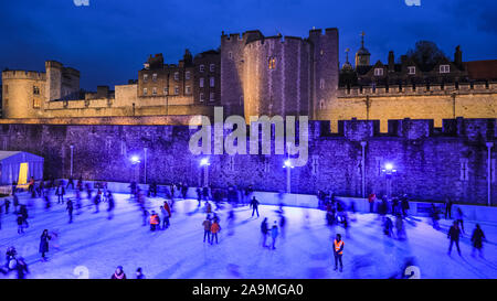 Torre di Londra, Londra, Regno Unito, 16 novembre 2019. Le persone godono di primi atmosfera festosa, pattinaggio e drammatico sfondo per la serata di apertura e premere weekend della Tower of London Ice Rink, nel parco del castello storico e fortezza nel cuore della città di Londra. La pista di pattinaggio su ghiaccio è aperto dal Nov 16 Gen 05. Credito: Imageplotter/Alamy Live News Foto Stock