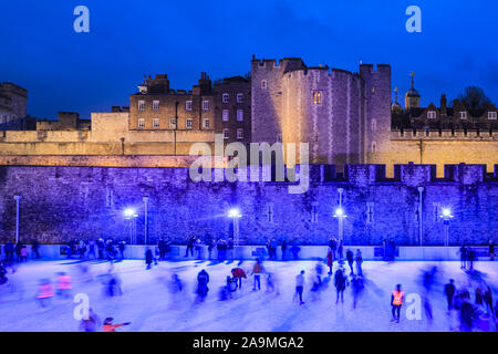 Torre di Londra, Londra, Regno Unito, 16 novembre 2019. Le persone godono di primi atmosfera festosa, pattinaggio e drammatico sfondo per la serata di apertura e premere weekend della Tower of London Ice Rink, nel parco del castello storico e fortezza nel cuore della città di Londra. La pista di pattinaggio su ghiaccio è aperto dal Nov 16 Gen 05. Credito: Imageplotter/Alamy Live News Foto Stock