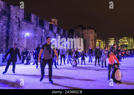 Torre di Londra, Londra, Regno Unito, 16 novembre 2019. Le persone godono di primi atmosfera festosa, pattinaggio e drammatico sfondo per la serata di apertura e premere weekend della Tower of London Ice Rink, nel parco del castello storico e fortezza nel cuore della città di Londra. La pista di pattinaggio su ghiaccio è aperto dal Nov 16 Gen 05. Credito: Imageplotter/Alamy Live News Foto Stock