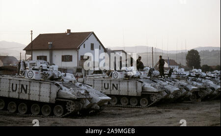 10 Luglio 1993 durante la guerra in Bosnia: appena dopo l'alba, guerriero MCVs (meccanizzate lottare contro i veicoli) del reggimento Cheshire. Questo è il 'Warrior park' del British Army base nei pressi di Vitez. Foto Stock