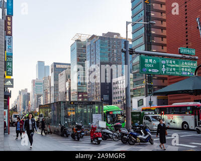 SEOUL, Corea del Sud - 1 Novembre 2019: persone su strada con edifici moderni vicino Sinnonhyeon Stationinf Seoul Città in mattina. Seoul Città speciale è Foto Stock