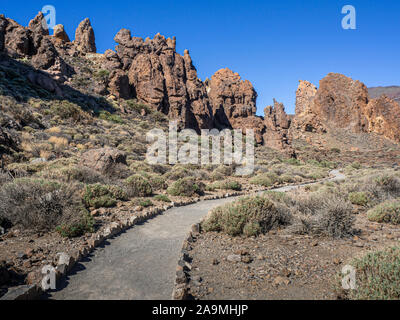 Sentiero intorno le formazioni rocciose a Roques de Garcia nel Parco Nazionale del Teide a Tenerife, Isole Canarie, Spagna Foto Stock