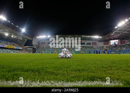 Il 16 novembre 2019; Windsor Park, Belfast, Contea di Antrim, Irlanda del Nord; Campionati Europei 2020, qualificatore Irlanda del Nord rispetto ai Paesi Bassi; la pratica sfere pronto per i giocatori di prendere il passo - uso editoriale Foto Stock