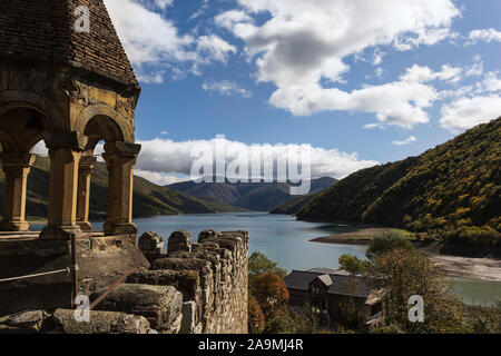 Serbatoio Zhinvali e fortezza di Ananuri su uno sfondo di montagne, Georgia Caucaso Foto Stock