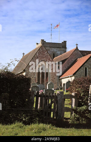 La Chiesa di Santa Maria, Selborne, Hampshire, Regno Unito: kissing cancello dalla Chiesa Prato nel sagrato della chiesa Foto Stock