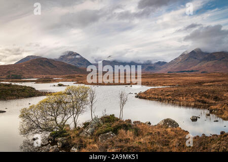 Un autunnale di 3 shot Immagine hdr di Lochan na h-Achlaise su Rannoch Moor, Argyll and Bute, Scozia. 06 Novembre 2019 Foto Stock