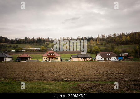 In autunno il paesaggio del villaggio. Vista sul paesaggio nel villaggio. Villaggio in Moravia. Foto Stock