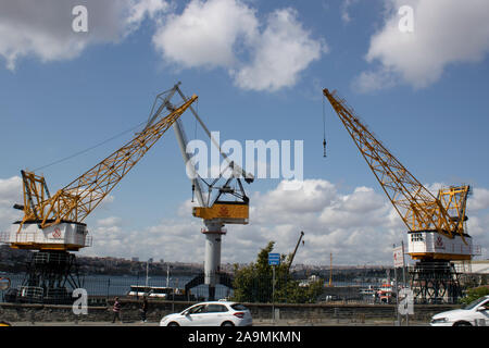 Istanbul, Turchia - Settembre-1, 2019: il vecchio storico cantiere sul bordo dell'estuario. Ci sono tre vecchi gru davanti. Foto Stock