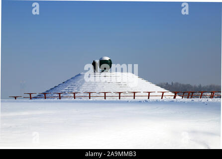 Paesaggio Innevato, strade e una piramide coperta di neve. Paesaggio urbano del Dnipro città, Dnepropetrovsk, Ucraina, Dicembre, Gennaio, Febbraio Foto Stock