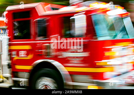 WA17337-00...WASHINGTON - Abstract di un commovente firetruck a Seattle. Foto Stock