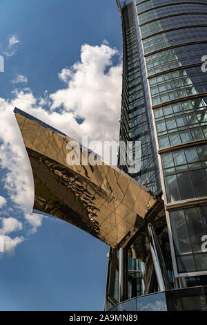 Varsavia, Polonia - Agosto 2019: La guglia di Varsavia torre come parte di un complesso di Neomodern edifici per uffici a Varsavia in Polonia. Foto Stock