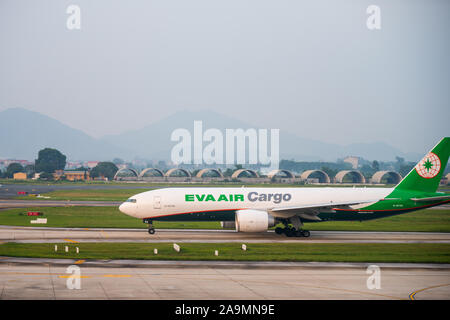 Hanoi, Vietnam - 23 Ottobre 2019: Un Eva Air Cargo Aereo è pronta per il decollo a Hanoi Aeroporto Internazionale in Vietnam, in Asia. Foto Stock