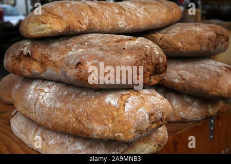 Il pane è in vendita in un mercato, Francia Foto Stock