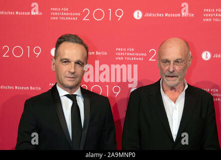 Berlino, Germania. Xvi Nov, 2019. Heiko Maas (l, SPD), federale degli Affari Esteri, e Anselm Kiefer, pittore e scultore di stare in piedi insieme al Museo Ebraico di Berlino. Ci hanno ricevuto il "Premio per la comprensione e la tolleranza". Credito: Paolo Zinken/dpa/Alamy Live News Foto Stock