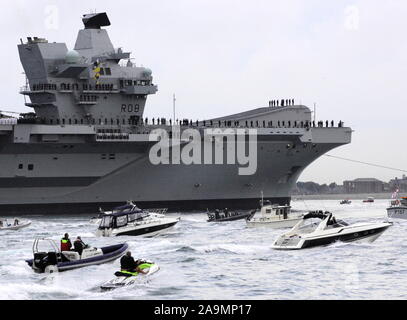 AJAXNETPHOTO. 16agosto, 2017. PORTSMOUTH, Inghilterra. - ROYAL NAVY la più grande nave da guerra di vele in Casa Porto - HMS Queen ELIZABTH, IL PRIMO DEI DUE 65.000 t, 900 FT lungo, all'avanguardia portaerei navigato in Portsmouth base navale nelle prime ore di questa mattina, delicatamente spinto e spinto da sei rimorchiatori NEL SUO NUOVO POSTO DI ORMEGGIO SULLA PRINCESS ROYAL Jetty. Il £3BN CARRIER, la più grande nave da guerra mai costruita per la Royal Navy, arrivati a arrivati alla sua porta di casa due giorni prima del suo calendario originale. Foto: JONATHAN EASTLAND/AJAX REF: D171608 6785 Foto Stock