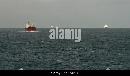 AJAXNETPHOTO. 2019. Canale Inglese. - Separazione del traffico - spedizione in direzione ovest nel canale.foto:JONATHAN EASTLAND/AJAX REF:GX8 191510 20937 Foto Stock