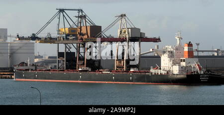 AJAXNETPHOTO. 23RD settembre, 2019. DUNKERQUE, Francia. - Caricamento del carbone - LA MONROVIAN REGISTRATO PORTARINFUSE AM KIRTI 93,000(GT) al Porto Mare rinfusa DUNKERQUE Rivestimento struttura.foto:JONATHAN EASTLAND/AJAX REF:GX8 192609 20543 Foto Stock