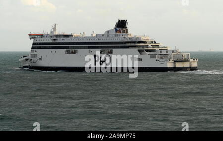 AJAXNETPHOTO. Il 15 ottobre, 2019. Canale Inglese. - CROSS CHANNEL FERRY P&O SPIRITO DELLA GRAN BRETAGNA LASCIANDO DOVER PER CALAIS, Francia. Foto:JONATHAN EASTLAND/AJAX REF:GX8 191510 20943 Foto Stock