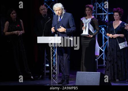 Dresden, Germania. Xvi Nov, 2019. Il rock irlandese il cantante Bob Geldof parla per gli ospiti presso il beneficio Hope-Gala evento nella Schauspielhaus dopo aver ricevuto il Premio Speranza. Geldof riceve il premio dotato di 5 mila euro per il suo impegno sociale in Africa. Credito: Sebastian Kahnert/dpa-Zentralbild/dpa/Alamy Live News Foto Stock