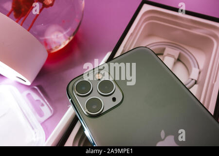 Parigi, Francia - Sep 20, 2019: vista dal di sopra della scatola di cartone e accessori focus sul triple-lenti della fotocamera di iPhone più recente 11 Pro dal computer Apple Foto Stock