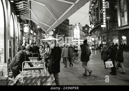 Strasburgo, Francia - 27 DIC 2017: libreria Librarie book store Kleber esterno doni wraping stand durante la vacanza invernale witih persone in attesa in coda per ottenere i loro doni preparati - immagine in bianco e nero Foto Stock