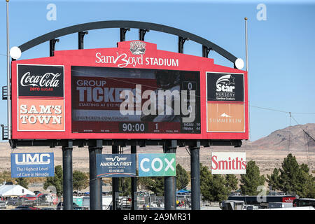 Las Vegas, NV, Stati Uniti d'America. Xvi Nov, 2019. Un interno foto del Sam Boyd Stadium scoreboard prima dell inizio della NCAA Football game con le Hawaii Rainbow Warriors e la UNLV ribelli in Las Vegas NV. Christopher trim/CSM/Alamy Live News Foto Stock