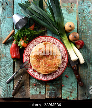 Cibo sano. In casa di pasta fillo torta a crudo con peperoni, porri e i semi di melograno su sfondo di legno vista superiore spazio copia vista aerea Foto Stock