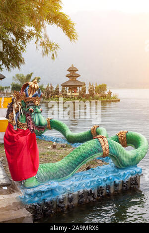Dragon fontane Balinese al tempio indù Pura Ulun Danu Beratan, Bali, Indonesia. Foto Stock