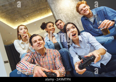 Gruppo di amici aventi parti in ambienti chiusi insieme divertimento Foto Stock