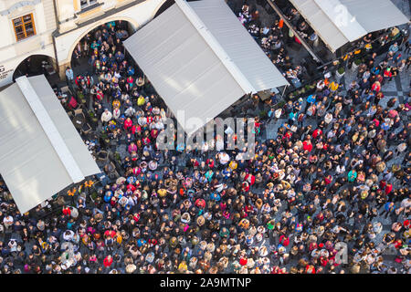 Praga, Repubblica Ceca - 26 ottobre 2019: la folla di gente sulla Piazza della Città Vecchia (Staromestske namesti) cercando di orologio astronomico sulla Città Vecchia Hal Foto Stock