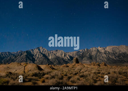 Stelle su Lone Pine Peak e Whitney portali da Alabama Hills Recreation Area, Eastern Sierra Nevada, in California. Foto Stock