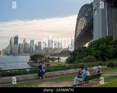 I turisti a scattare foto in Milsons Point con Sydney CBD in background Foto Stock