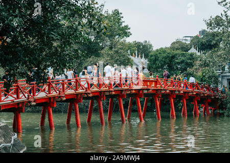 Hanoi, Vietnam - XII Ottobre 2019: il rosso brillante Huc ponte sopra il Lago Hoan Kiem in Hanoi Foto Stock