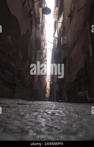 Un vicolo vuoto in ciottoli nel centro di Napoli Foto Stock