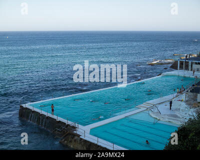 Iceberg Club Piscina alla fine della giornata Foto Stock