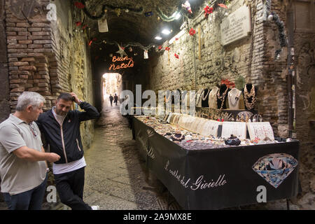 Una stalla con regali e decorazioni Cristmas è aperta in estate nel centro di Napoli Foto Stock