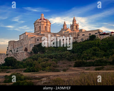 La bella città di Mdina dolcemente baciato da gli ultimi raggi di sole in una giornata estiva Foto Stock