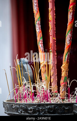 Un sacco di piccole e grandi Red bastoncini di incenso bruciare davanti a un tempio buddist ad Hanoi, Vietnam Foto Stock