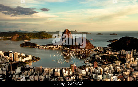 Sugarloaf montagna nel sole del pomeriggio a Rio de Janeiro Foto Stock