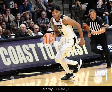 Mackey Arena. Xvi Nov, 2019. IN, Stati Uniti d'America; Purdue Boilermakers guard Nojel orientale (20) guarda per i compagni di squadra come egli porta la palla fino alla corte nella seconda metà a Mackey Arena. Credito: Sandra Duchi/CSM/Alamy Live News Foto Stock