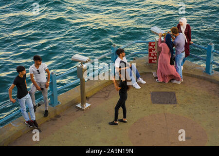 Istanbul,Turkey-September 6 2019. I turisti su una piattaforma di osservazione sul Ponte di Galata guardare a Istanbul attraverso la visualizzazione di binocolo Foto Stock