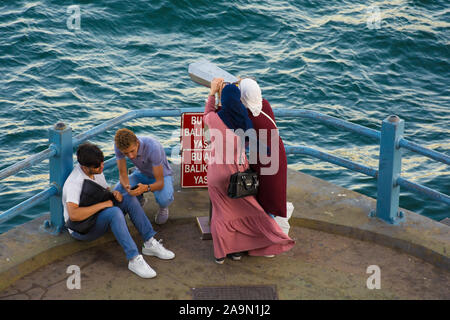 Istanbul, Turchia - 6 settembre 2019. I turisti su una piattaforma di osservazione sul Ponte Galata guardare a Istanbul attraverso la visualizzazione di binocolo Foto Stock