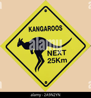Copia del cartello stradale avvertenza su kangaroo crossing in Australia Foto Stock