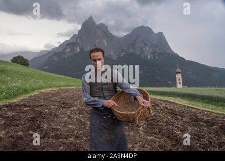 Data di rilascio: Gennaio 17, 2020 Titolo: una vita nascosta STUDIO: Fox Searchlight direttore: Terrence Malick trama: il San austriaco Franz Jagerstatter, un obiettore di coscienza e si rifiuta di battersi per i Nazisti durante la Seconda Guerra Mondiale. STARRING: agosto DIEHL come Franz Jagerstatter. (Credito Immagine: © Fox Searchlight/Entertainment Immagini) Foto Stock