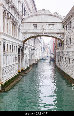 Venezia, Italia - 23 dicembre 2012. Ponte dei Sospiri, un ambiente chiuso ponte sul Rio di Palazzo. Il ponte è stato costruito di pietra calcarea bianca nel 1600. Foto Stock