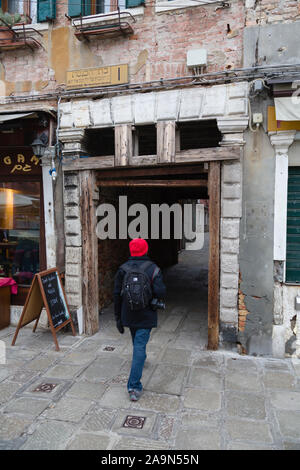 Venezia, Italia - 23 dicembre 2012. Entrata al vecchio Jewish Ghetto Veneziano Calle Ghetto Vecchio, Canale di Cannaregio, Venezia, Italia. Foto Stock