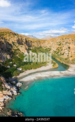 Panorama di Preveli spiaggia di Mar Libico, il fiume e la foresta di palme, Creta meridionale , Grecia