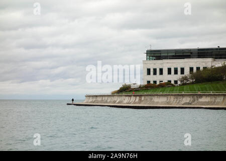 Persone che camminano lungo il lago Michigan a Chicago, Illinois Foto Stock