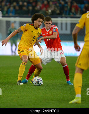 San Pietroburgo, Russia. Xvi Nov, 2019. La Russia, San Pietroburgo, 16 novembre 2019. Squadra nazionale belga giocatori Axel Witsel e nazionale russa Zobnin romano (da sinistra a destra) nella partita di qualificazione del 2020 il Campionato Europeo di calcio tra le squadre nazionali di Russia e Belgio. Credito: Andrey Pronin/ZUMA filo/Alamy Live News Foto Stock